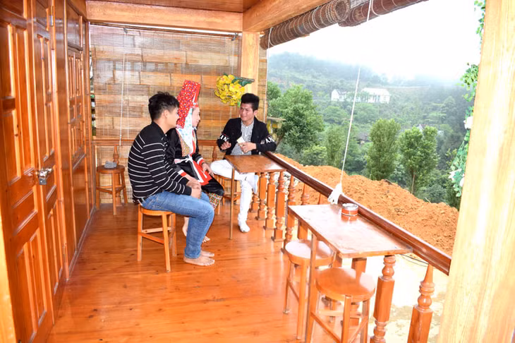 Tiếp khách tại Homestay A Dào