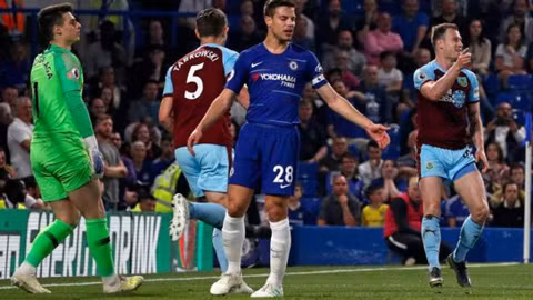 Chelsea đã để Burnley cầm hòa 2-2 và bỏ lỡ cơ hội gia tăng áp lực với các đối thủ trong cuộc đua Top 4.