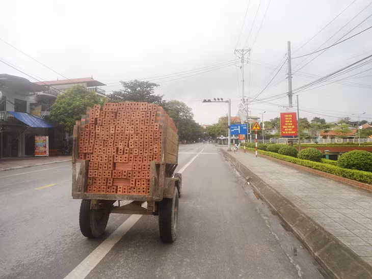 Xe công nông chở vật liệu xây dựng không được che đậy lưu thông trên đường nguy hiểm cho người tham gia giao thông (chụp lúc 15 giờ 15 ngày 14/11/2018 trên Quốc lộ 18, qua địa bàn phường Đức Chính, TX Đông Triều).