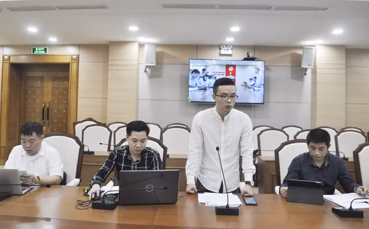 Đại diện Tập đoàn SunGoup báo cáo với đoàn giám sát