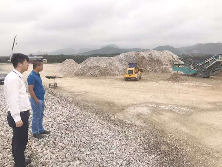 Cán bộ xã Thống Nhất (Hoành Bồ) kiểm tra các điểm tập kết VLXD trên địa bàn 