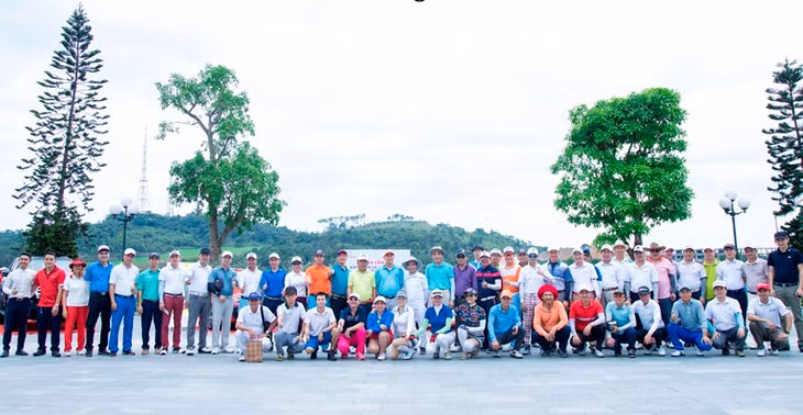Các golf thủ tham dự giải chụp ảnh lưu niệm.