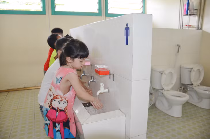 Học sinh mầm non được giáo dục ý thức vệ sinh tay chân