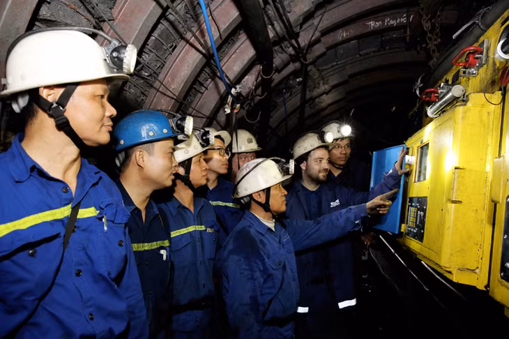 Công ty CP than Vàng Danh chú trọng lắp đặt trang thiết bị đảm bảo an toàn lao động và hiệu quả sản xuất trong đơn vị. 