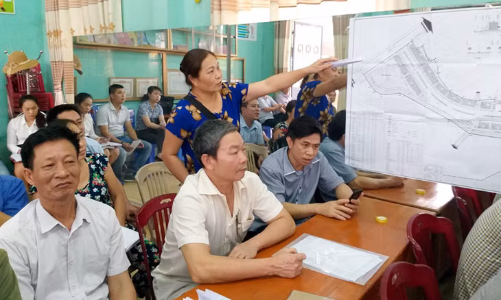 Đại diện các hộ dân nêu thắc mắc với lãnh đạo UBND TP Cẩm Phả
