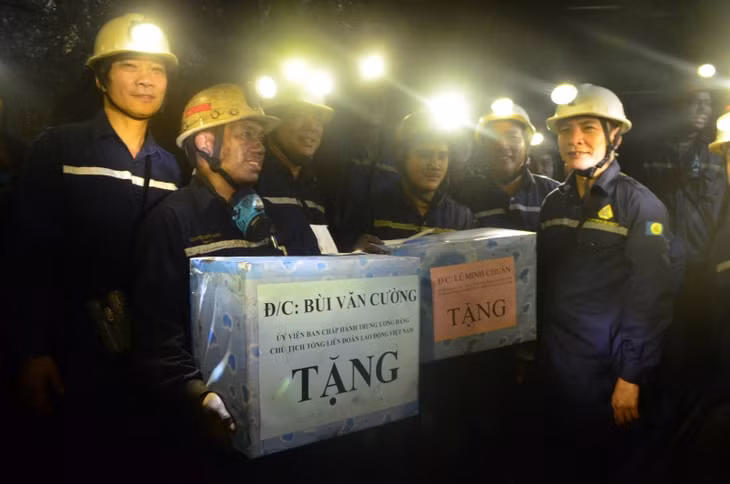 Lãnh đạo Tổng LĐLĐ Việt Nam, LĐLĐ tỉnh thăm thợ mỏ Công ty than Hà Lầm nhân dịp Tháng Công nhân 2017.