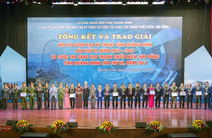 BTC Hội thi trao giải cho các tác giả, nhóm tác giả đoạt giải nhất Hội thi STKT tỉnh Quảng Ninh lần thứ VI, năm 2016-2017.