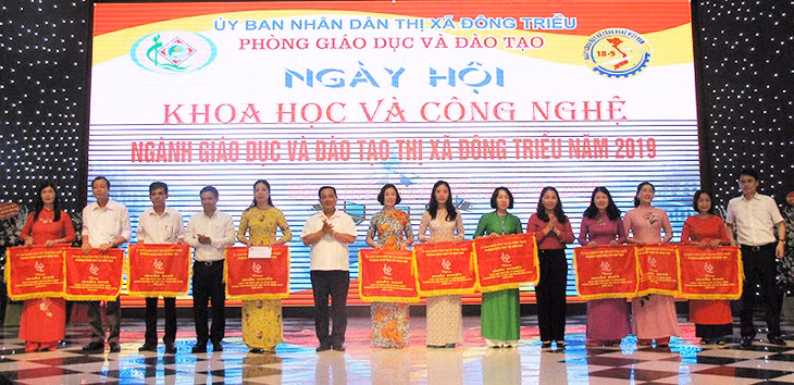 Lãnh đạo TX Đông Triều khen thưởng các tập thể, cá nhân ngành GD&Đt thị xã có thành tích xuất sắc trong nghiên cứu, ứng dụng KHCN.