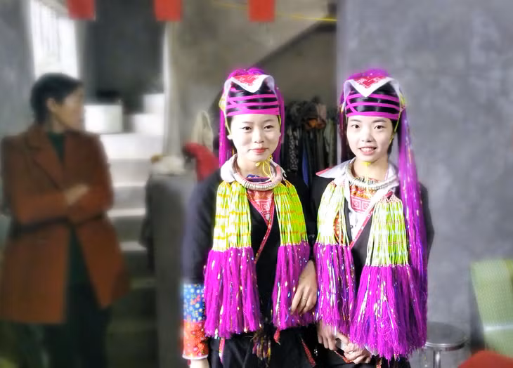 Cô dâu và phù dâu với bộ trang phục truyền thống trong ngày cưới.