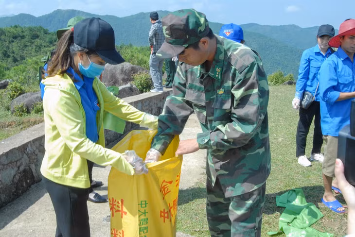 ĐVTN huyện Bình Liêu phối hợp với Đồn Biên phòng cửa khẩu Hoành Mô ra quân dọn vệ sinh môi trường đường biên, cột mốc biên giới.