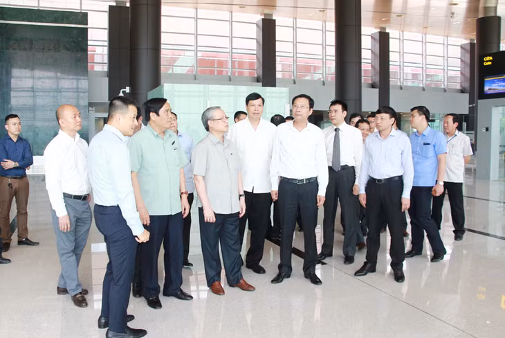 Các đại biểu tham quan Cảng hàng không quốc tế Vân Đồn.