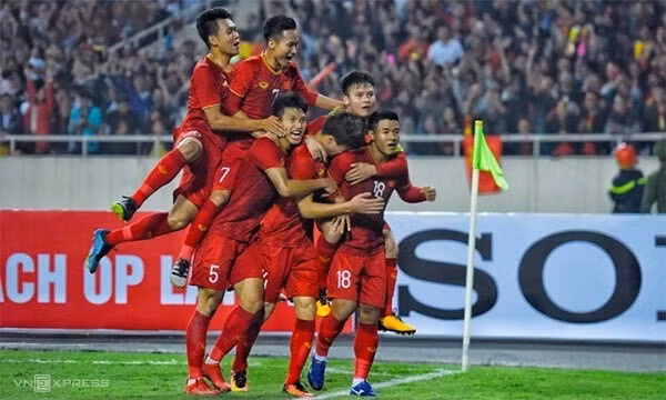 Việt Nam vẫn đứng trong top 100 trên bảng thứ tự FIFA. Ảnh: Giang Huy.