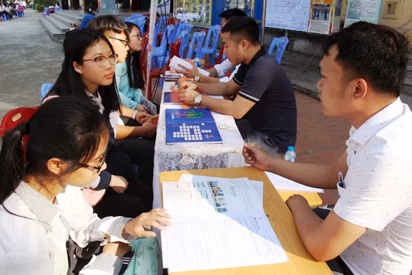 Trường Đại học Đại Nam tư vấn tuyển sinh tại Trường THPT Bạch Đằng. Ảnh: Ánh Tuyết (CTV)