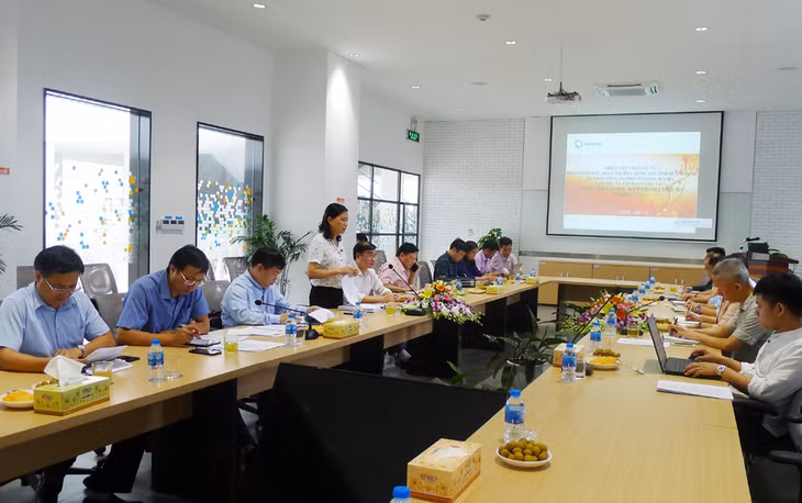 Đoàn giám sát Đoàn ĐBQH tỉnh làm việc với Công ty TNHH Texhong Việt Nam (KCN Cảng biển Hải Hà)