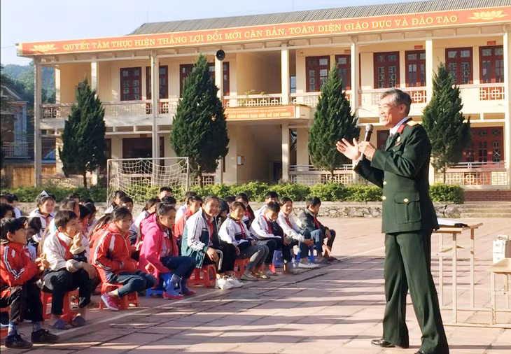 Chú Trần Quốc Mạnh, Chủ tịch Hội CCB huyện Hoành Bồ nói chuyện truyền thống cho các cháu học sinh Trường Tiểu học, THCS xã Đồng Sơn (huyện Hoành Bồ). (Ảnh Hội CCB cung cấp)