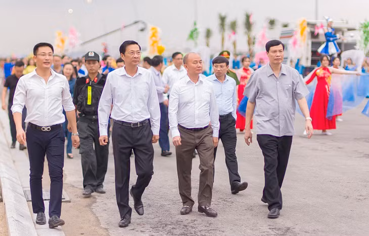 Các đồng chí lãnh đạo tỉnh tham gia cùng đoàn diễn diễu Carnaval