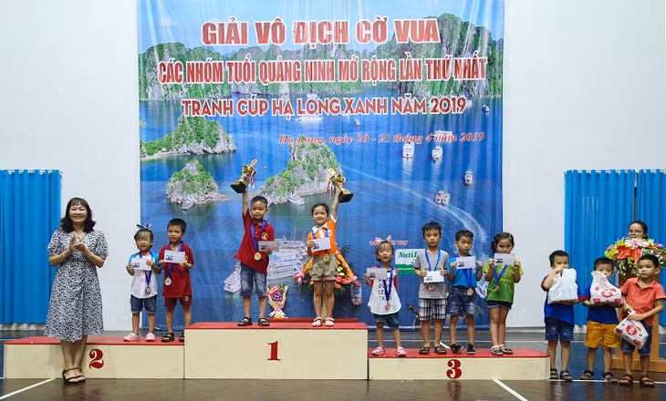 BTC trao giải cho các VĐV nội dung cờ nhanh lứa tuổi U6
