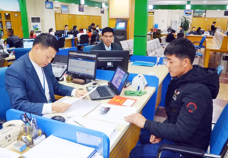 Cán bộ Trung tâm phục vụ Hành chính công tỉnh hướng dẫn công dân giải quyết thủ tục hành chính. 
