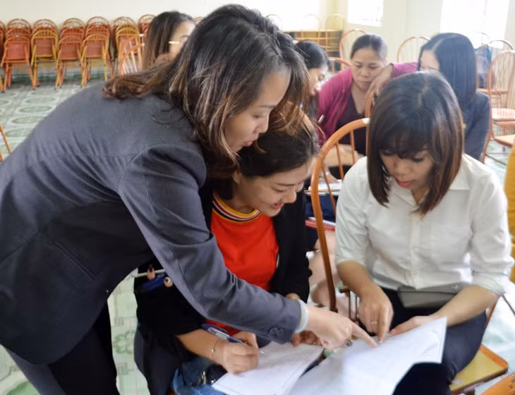 Cán bộ Bưu điện TX Quảng Yên hướng dẫn người lao động đăng ký tham gia BHXH tự nguyện tại hội nghị Tuyên truyền chính sách BHXH tự nguyện tại phường Cộng Hòa (TX Quảng Yên) tháng 3/2019.