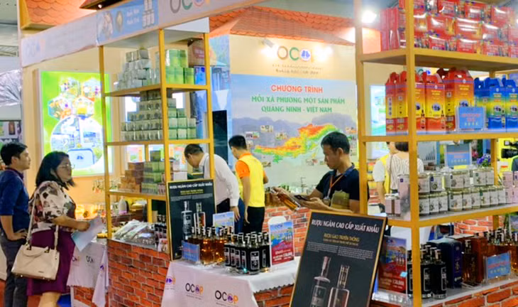 Các sản phẩm OCOP Quảng Ninh như: Mắm sá sùng, ruốc hàu, rượu ba kích... tham gia Hội chợ.