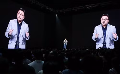 CEO Samsung chọn trang phục áo vest và quần bò để điều hòa cho sự chênh lệch giữa các thế hệ&nbsp;trên 40 và từ 17 đến 39. Ảnh: Samsung.