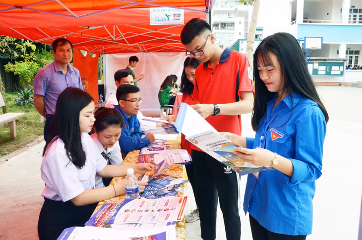 Các em học sinh tham gia Ngày hội tư vấn mùa thi, định hướng nghề nghiệp năm 2019 tại trường THPT Lê Thánh Tông (TP Hạ Long).