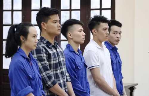 5 bị cáo: Hạnh, Linh, Đạt, Khoa và Duy hầu tòa. Ảnh: Giang Chinh