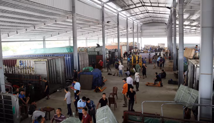 Các doanh nghiệp làm thủ tục nhập khẩu hàng hóa tại điểm kiểm tra hàng hóa tập trung cầu Bắc Luân II.