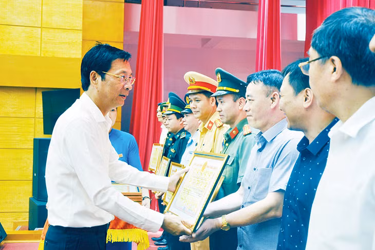 Đồng chí Nguyễn Văn Đọc, Bí thư Tỉnh ủy, Chủ tịch HĐND tỉnh, trao bằng khen cho các tập thể có thành tích xuất sắc trong thực hiện Nghị quyết 12-NQ/TU.