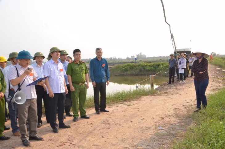 Đại diện công ty TNHH Hương Thu nghe quyết định cưỡng chế