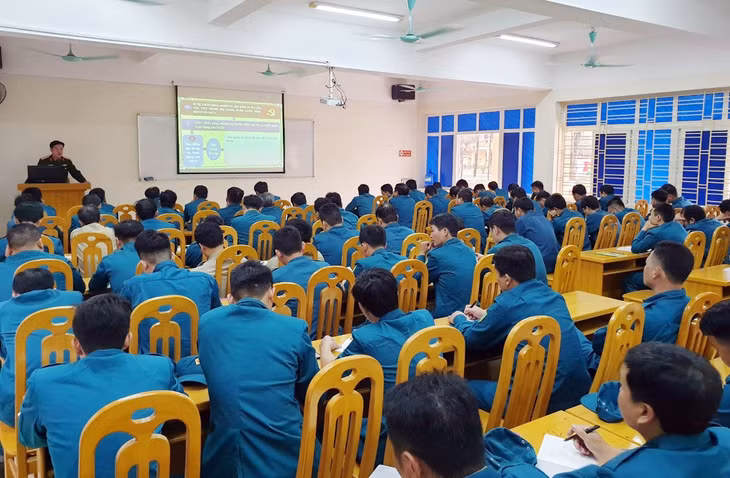 Trường Quân sự tỉnh sử dụng giáo án điện tử, thiết bị máy chiếu trong giảng dạy các bài giảng về chính trị. 