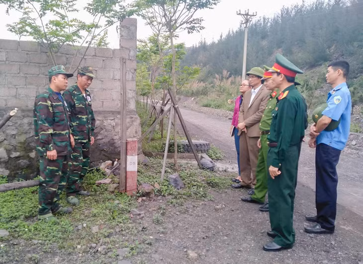 Phối hợp tuần tra, kiểm soát với công an và các lực lượng của phường, xã có cùng nhiệm vụ quản lý ranh giới mỏ 