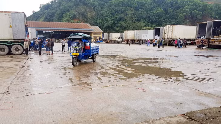 Khu vực cửa khẩu Bắc Phong Sinh sân bãi đỗ xe chật hẹp ảnh hưởng không nhỏ đến phương tiện làm hàng.