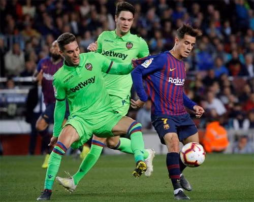 Levante chơi tiểu xảo và kỷ luật nhằm ghìm chân Barca. Ảnh: MD