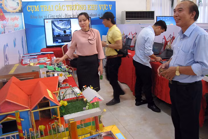 Các trường trưng bày, giới thiệu sản phẩm lắp ghép từ bộ đồ chơi thông minh.