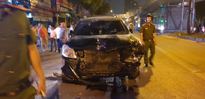Ô tô gây tai nạn biến dạng phần đầu.