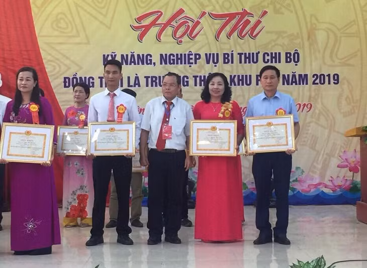 BTC trao giải cho các thí sinh đạt thành tích xuất sắc.