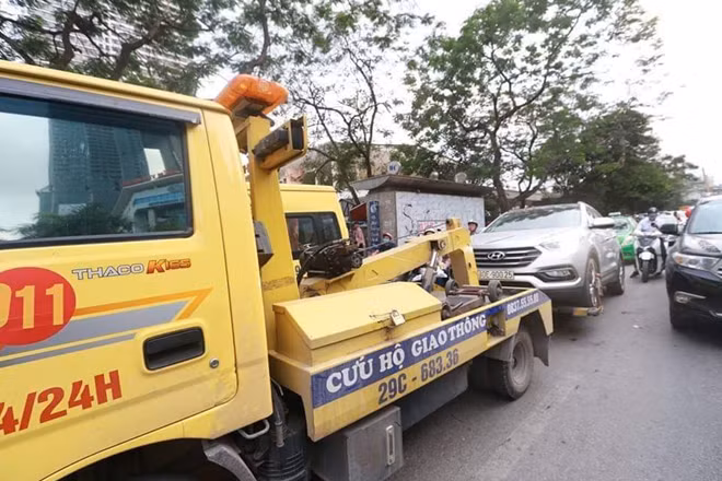 CSGT cẩu xe và người “ngủ gật.