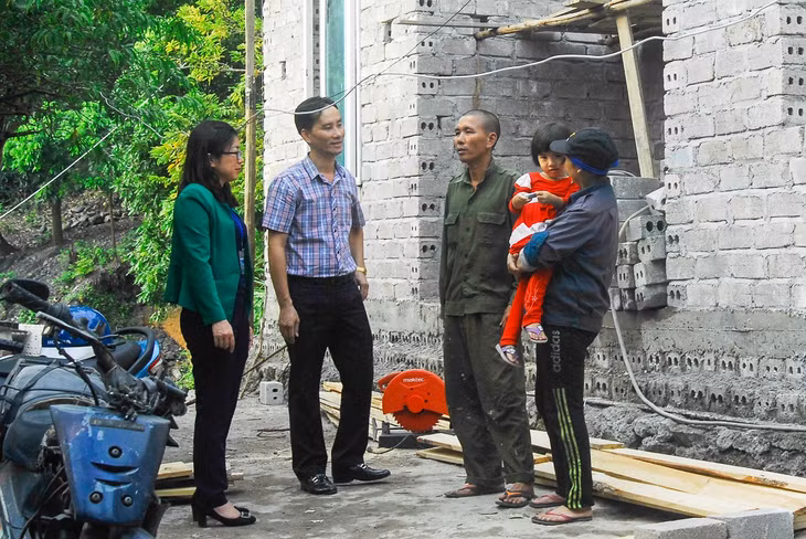 Cán bộ Ủy ban MTTQ phường Cẩm Tây (Cẩm Phả)nắm tình hình hỗ trợ xây nhà Đại đoàn kết trên địa bàn.
