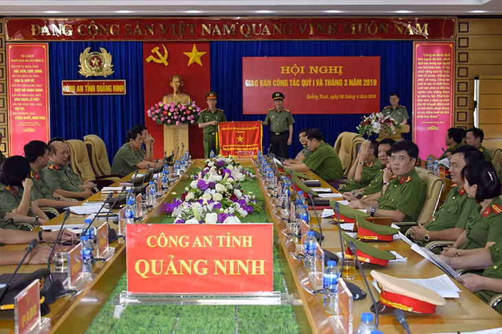 Thừa ủy quyền của Thủ tướng Chính phủ, Đại tá Đỗ Văn Lực, Giám đốc Công an tỉnh trao Cờ thi đua của Chính phủ cho Công an huyện Hoành Bồ