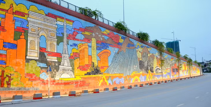 Bức phù điều trải dài gần 300m suốt từ đường hậu cần xuống tới nút giao thông Cái Dăm tạo lên một kiến trúc đô thị hiện đại và nghệ thuật ấn tượng.
