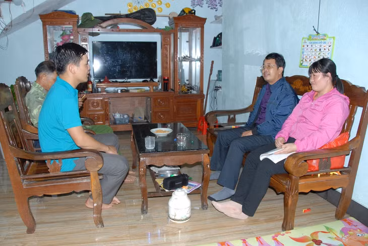 Cán bộ xã Hoành Mô (Bình Liêu) và thôn Đồng Cậm trực tiếp nắm tình hình các hộ dân trên địa bàn. Ảnh: Hoàng Giang.