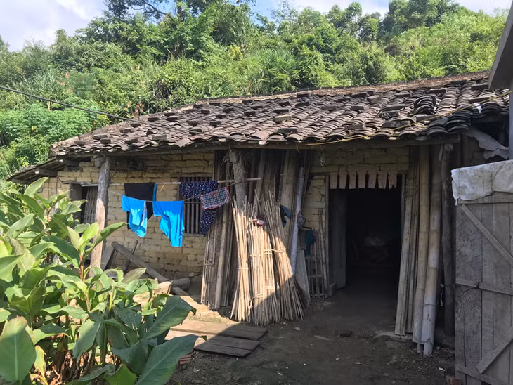 Ngôi nhà cũ của gia đình ông Nình A Lồ xuống cấp, dột nát (Ảnh: Khánh Giang)