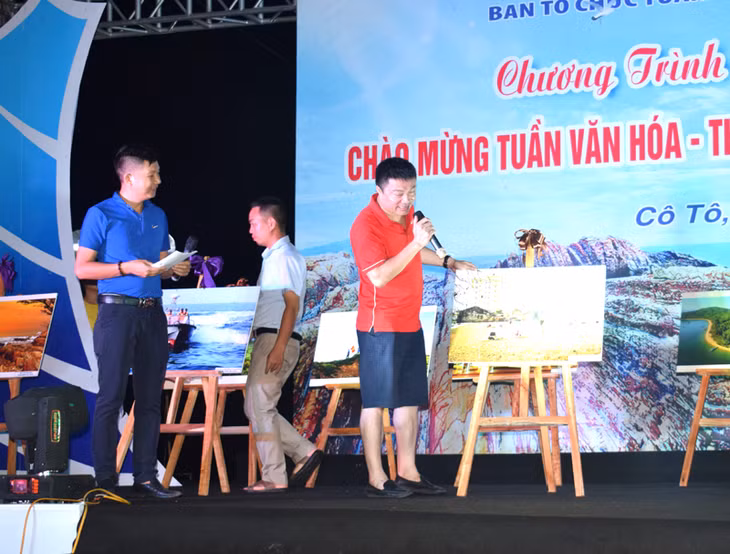 Một du khách ở Hải Dương nói cảm nhận của mình khi mua bức ảnh 