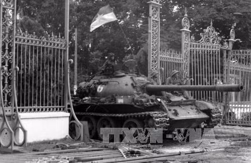  Xe tăng quân Giải phóng tiến vào chiếm Dinh Độc Lập, trưa 30-4-1975. Ảnh minh họa:TTXVN.