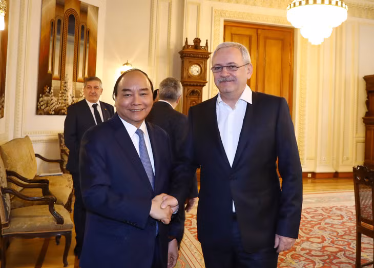 Thủ tướng Nguyễn Xuân Phúc hội kiến Chủ tịch Hạ viện Romania Liviu Dragnea. Ảnh: VGP/Thống Nhất