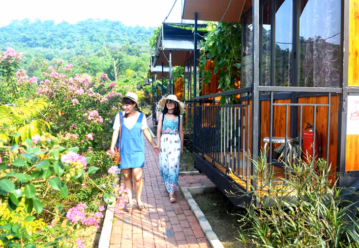 Mô hình Bugalow của chị Vũ Thị Chuyên, thôn Nam, xã Đồng Tiến được nhiều du khcahs tìm đến vì thân thiện môi trường