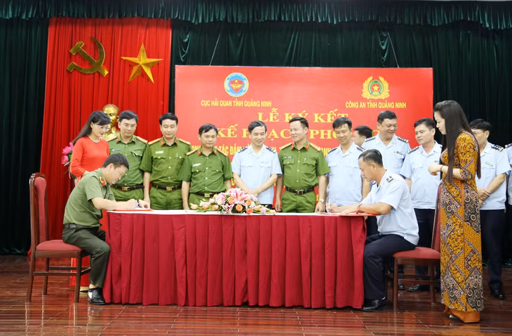 Các đơn vị thuộc Công an tỉnh và Cục Hải quan Quảng Ninh ký kế hoạch phối hợp.