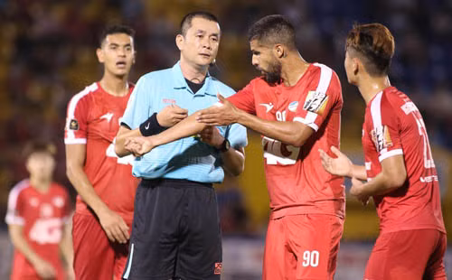Trọng tài là vấn nạn đối với V-League từ nhiều năm qua. Ảnh: Đức Đồng.