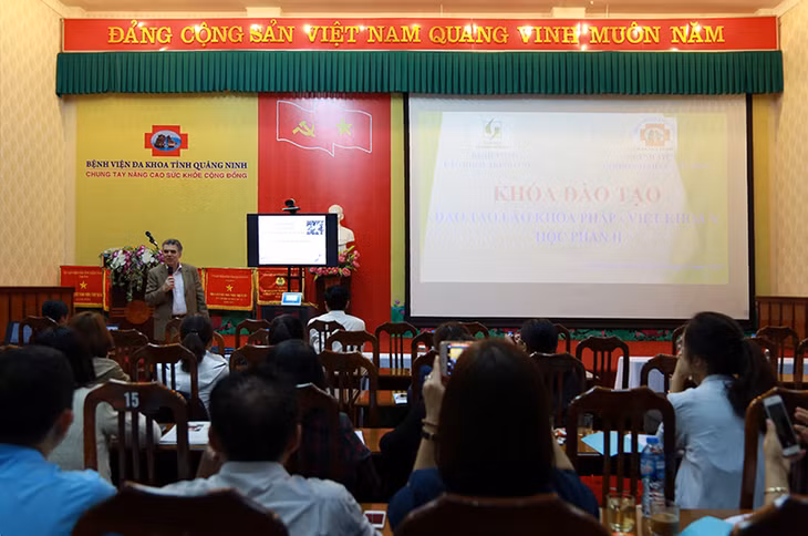 Các bác sĩ ở các cơ sở y tế trên địa bàn tỉnh tham gia chương trình đào tạo Lão khoa Pháp – Việt khóa 2018-2020 tại Bệnh viện Đa khoa tỉnh Quảng Ninh
